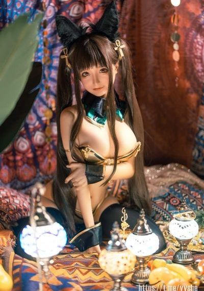 女警丰满的双乳